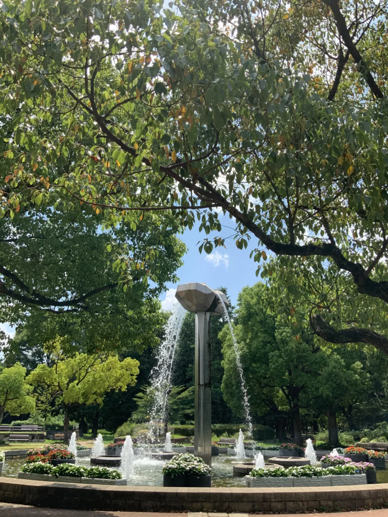 深い緑の中に佇む、荘厳な噴水に出会える「府中の森公園」｜偏愛東京