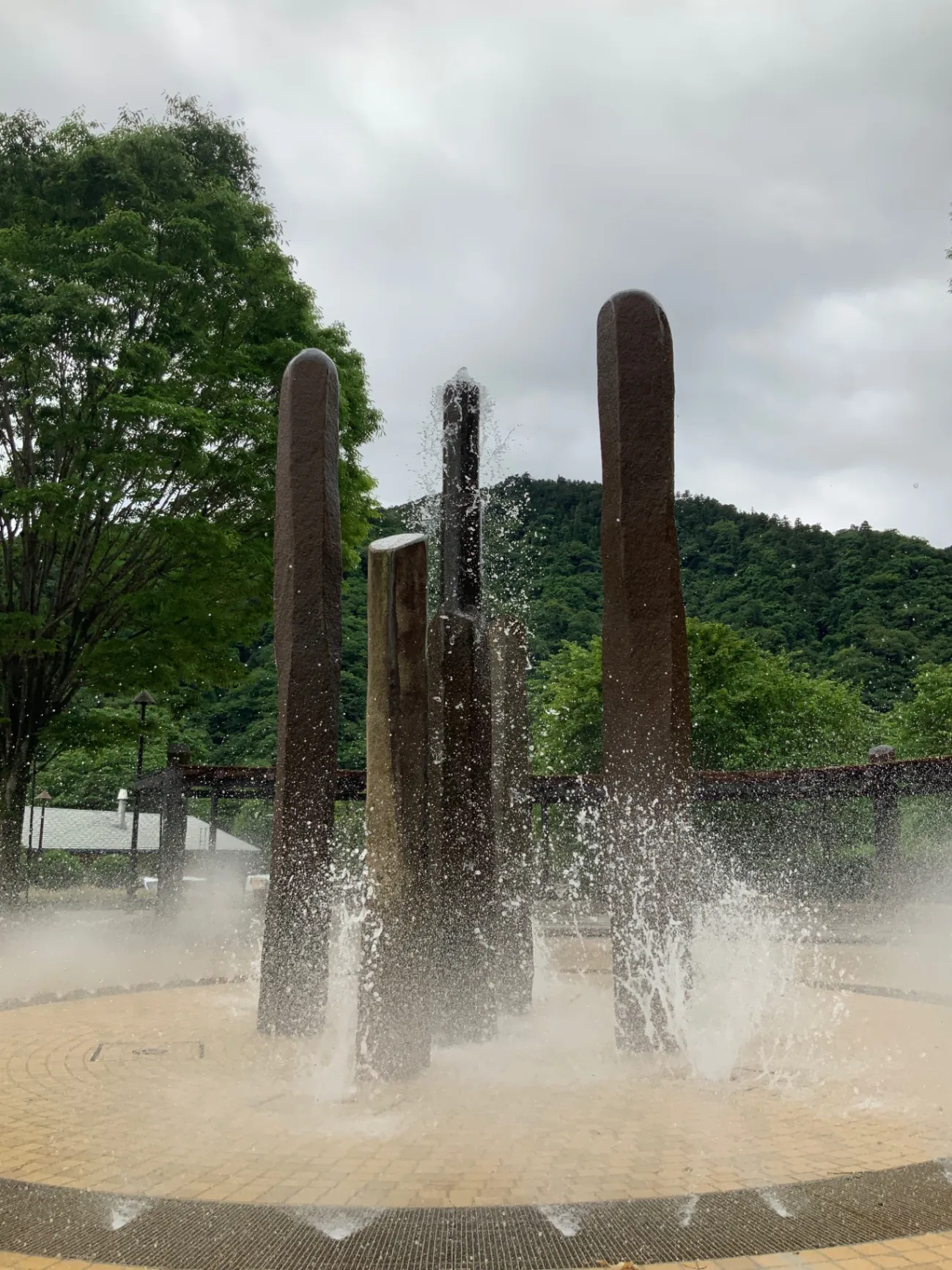 ユニークなオブジェが特徴的な噴水に出会える「神奈川県立あいかわ公園
