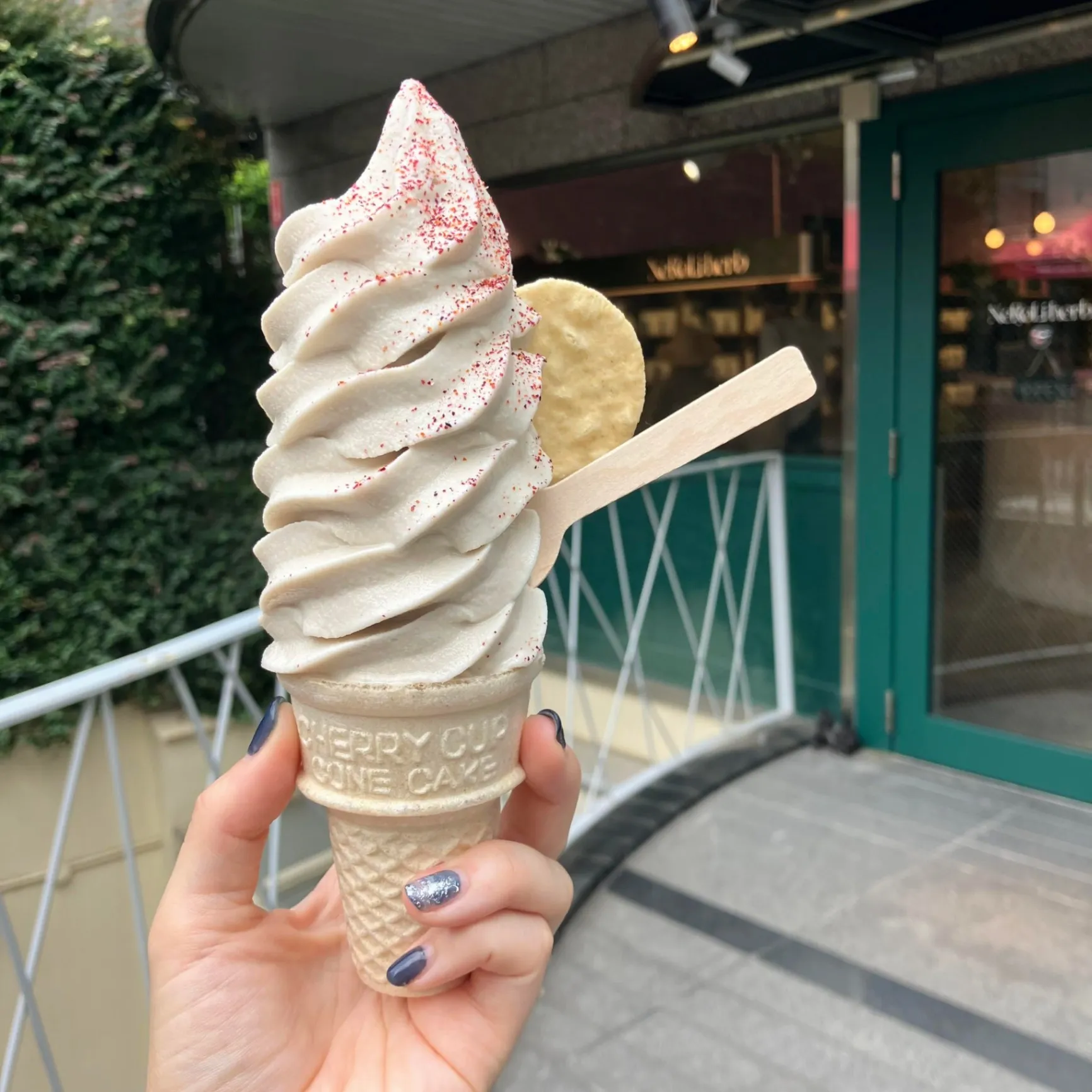 そふとくりーむ 表参道の大人気ハーブティ専門店で、週替わりソフトクリームを満喫