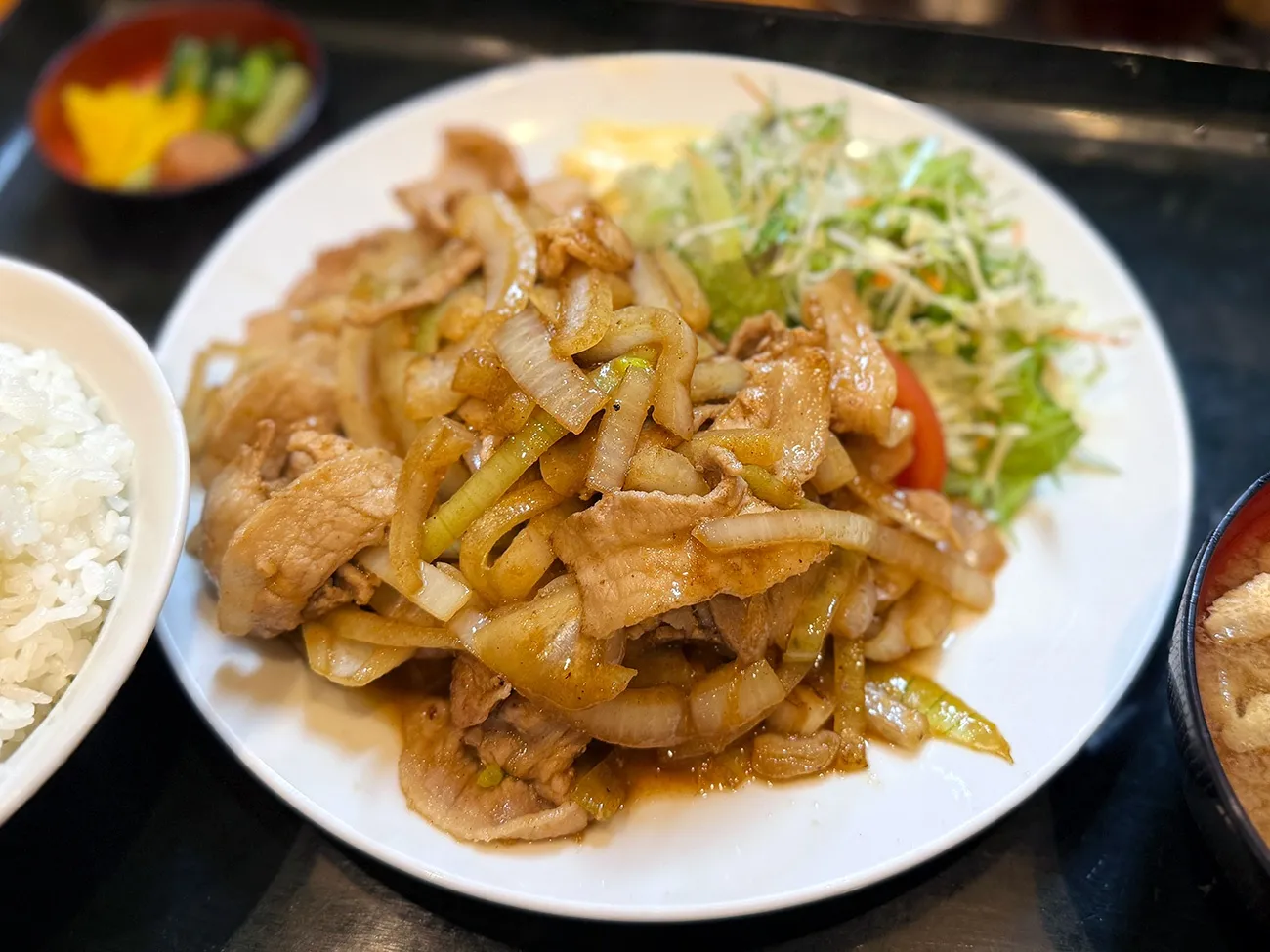 これで600円！椎名町「中華処タカノ」が誇る、焼肉定食の爆発力を伝え