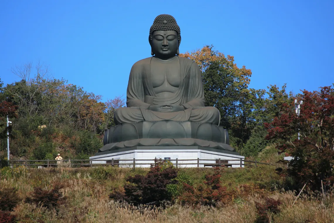 東京に新たに現れた、秋空に映える大佛さま｜偏愛東京