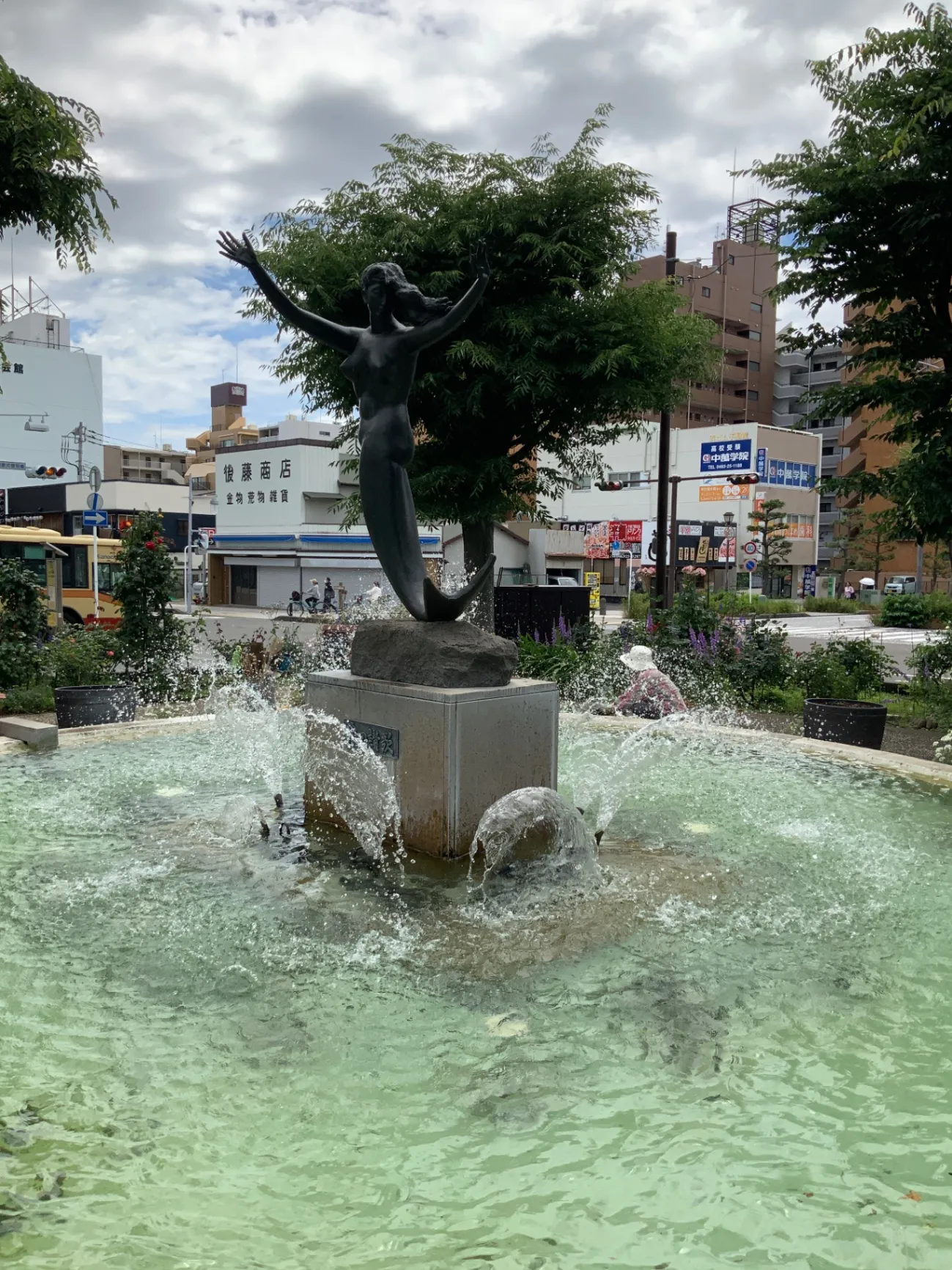 ロマンとファンタジーに彩られた「平塚駅南口広場」の人魚像の噴水