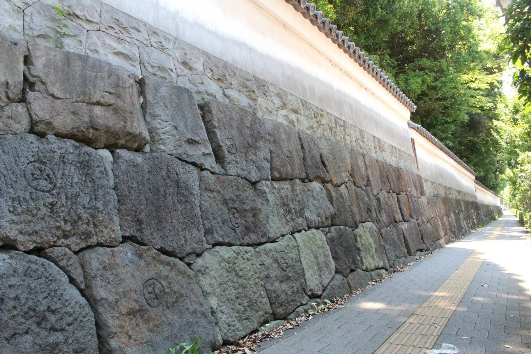 水道橋「小石川後楽園」の外壁に謎のマーク発見！400年前に江戸城を