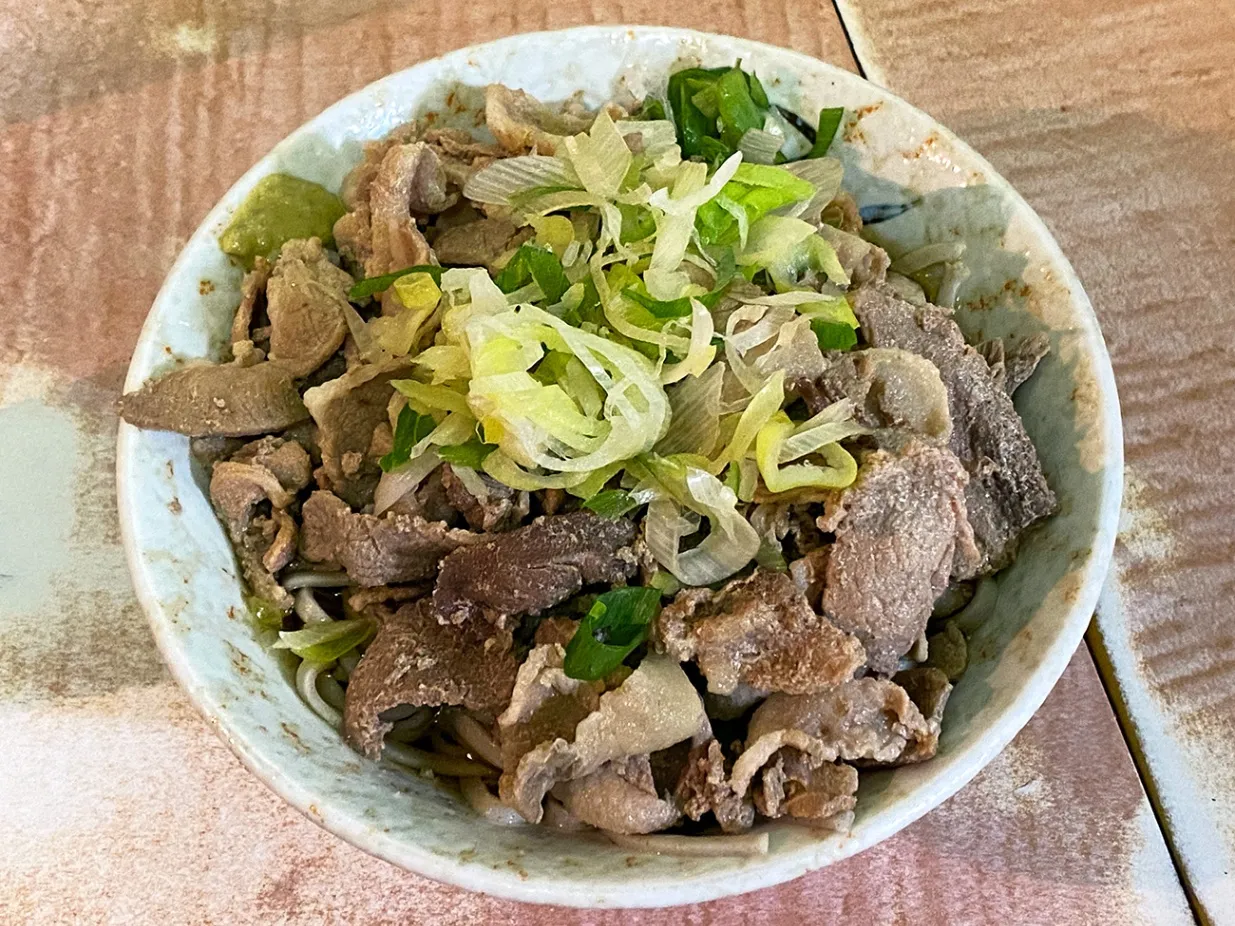 たった100円で味しみ豚肉が倍増！ 椎名町「南天」の肉そばダブル｜偏愛東京