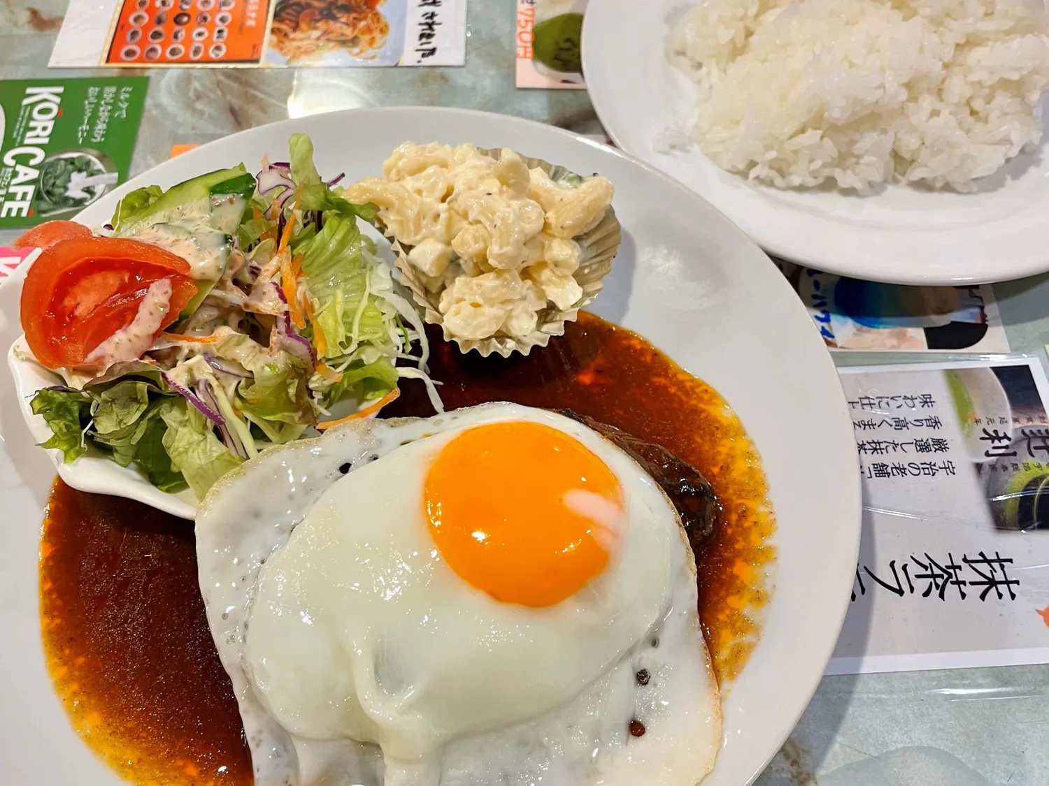 見ただけで思わずおなかが鳴ってしまいそうな、完璧なルックスのハンバーグ