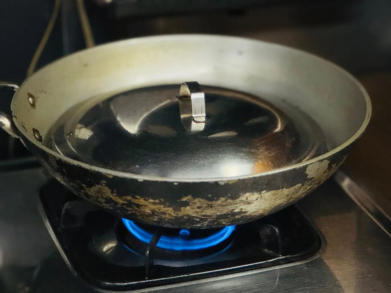 一枚焼くのに30分以上かかるため、一日に2~3枚しか作らないそう。