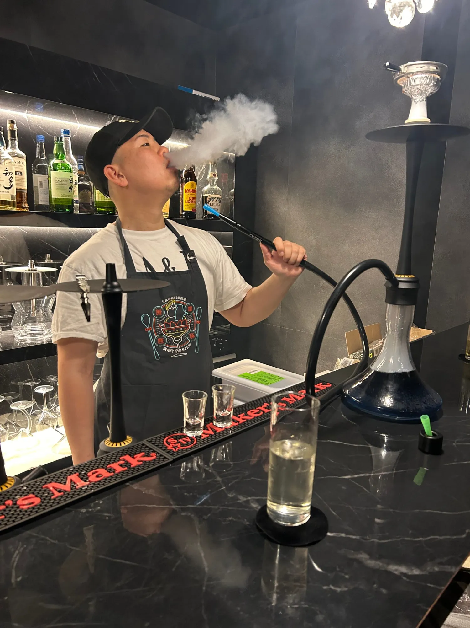 吸い口にマウスピースを付けて吸います。モデルはロイトシロの和志さん(普段はお店にはいません)
