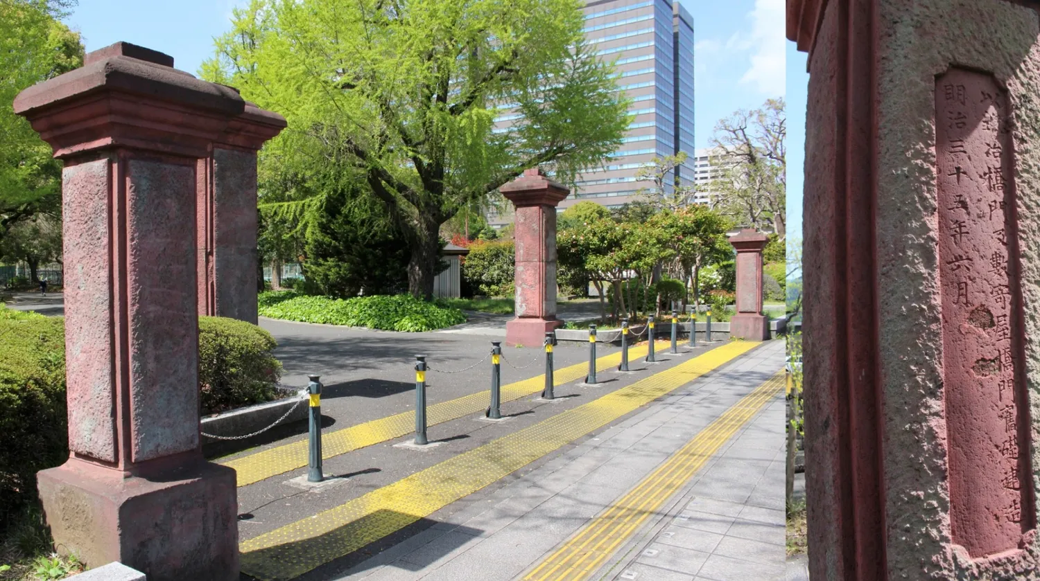 桜門。東側脇柱南面に「以鍛治橋門及数寄屋橋門舊礎建造/明治三十五年六月」と刻まれる