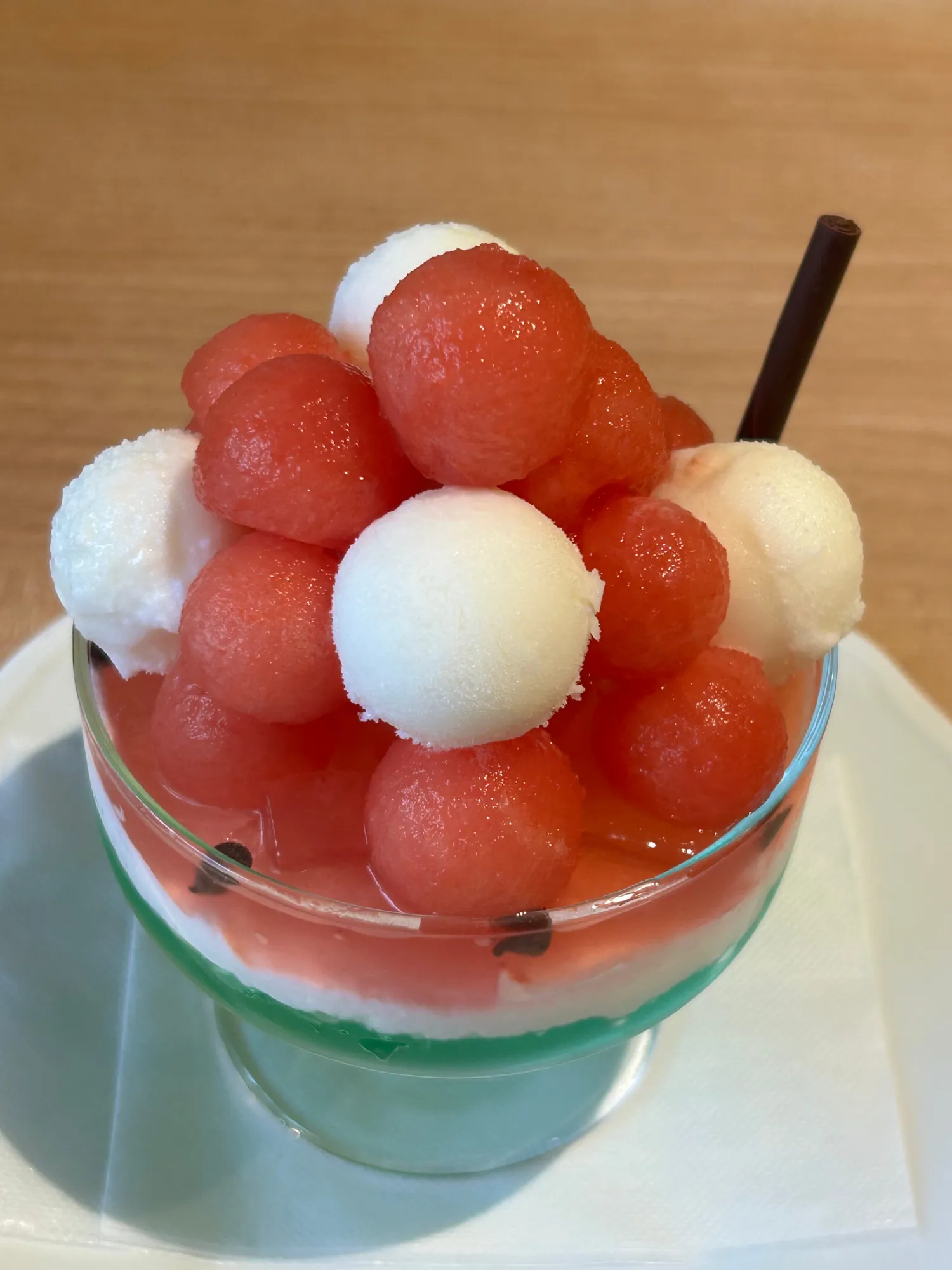 グラス奥にスイカ割りの棒(チョコ)。チョコチップはスイカの種に見立てて。