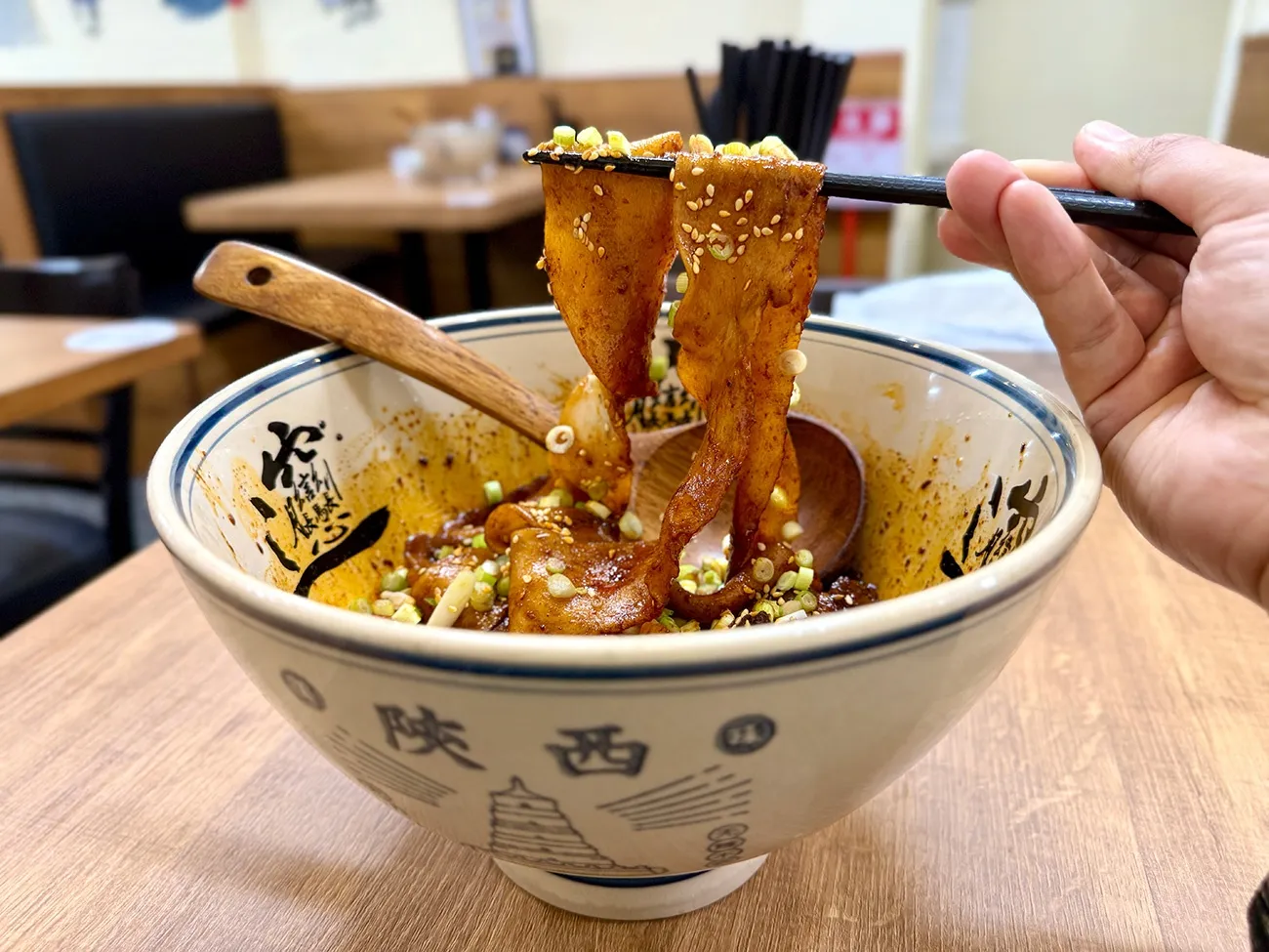 これは「マーラ牛肉ビャンビャン麺」。バッチリ辛くてウマいけど、もっとシンプルに麺を味わいたくなる・・・!