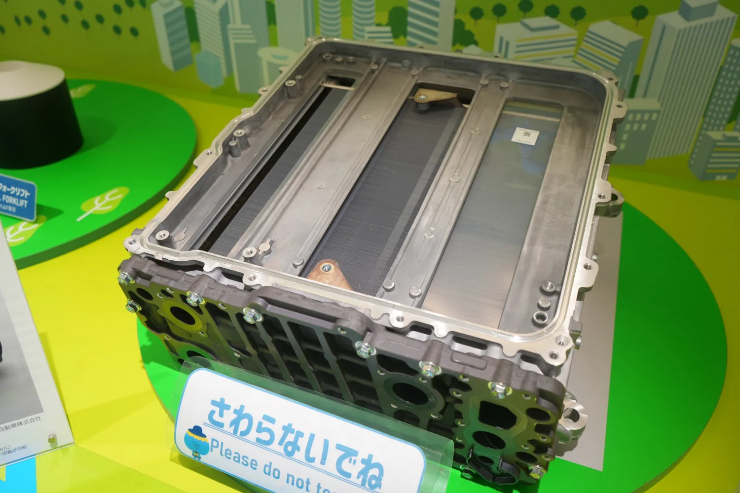 この燃料電池で車が動くんですね