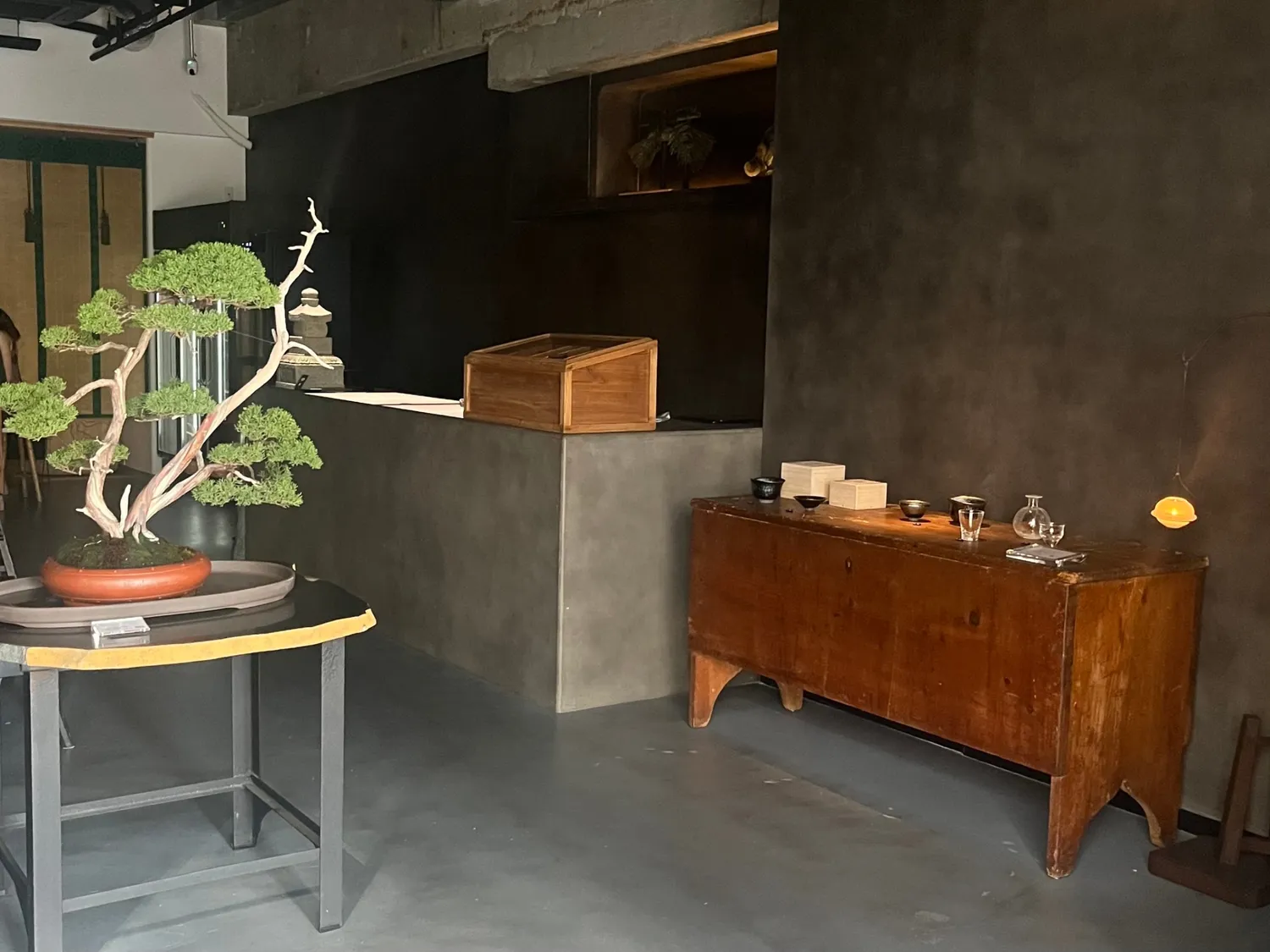 店内では現代作家作品の展示スペースも。作品の購入も可能。
