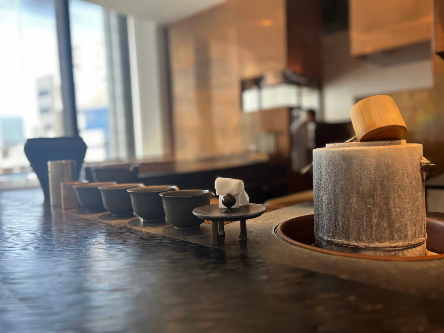 茶房の入り口は、あえて低い位置に。カウンターにはつくばいをイメージした水場も。