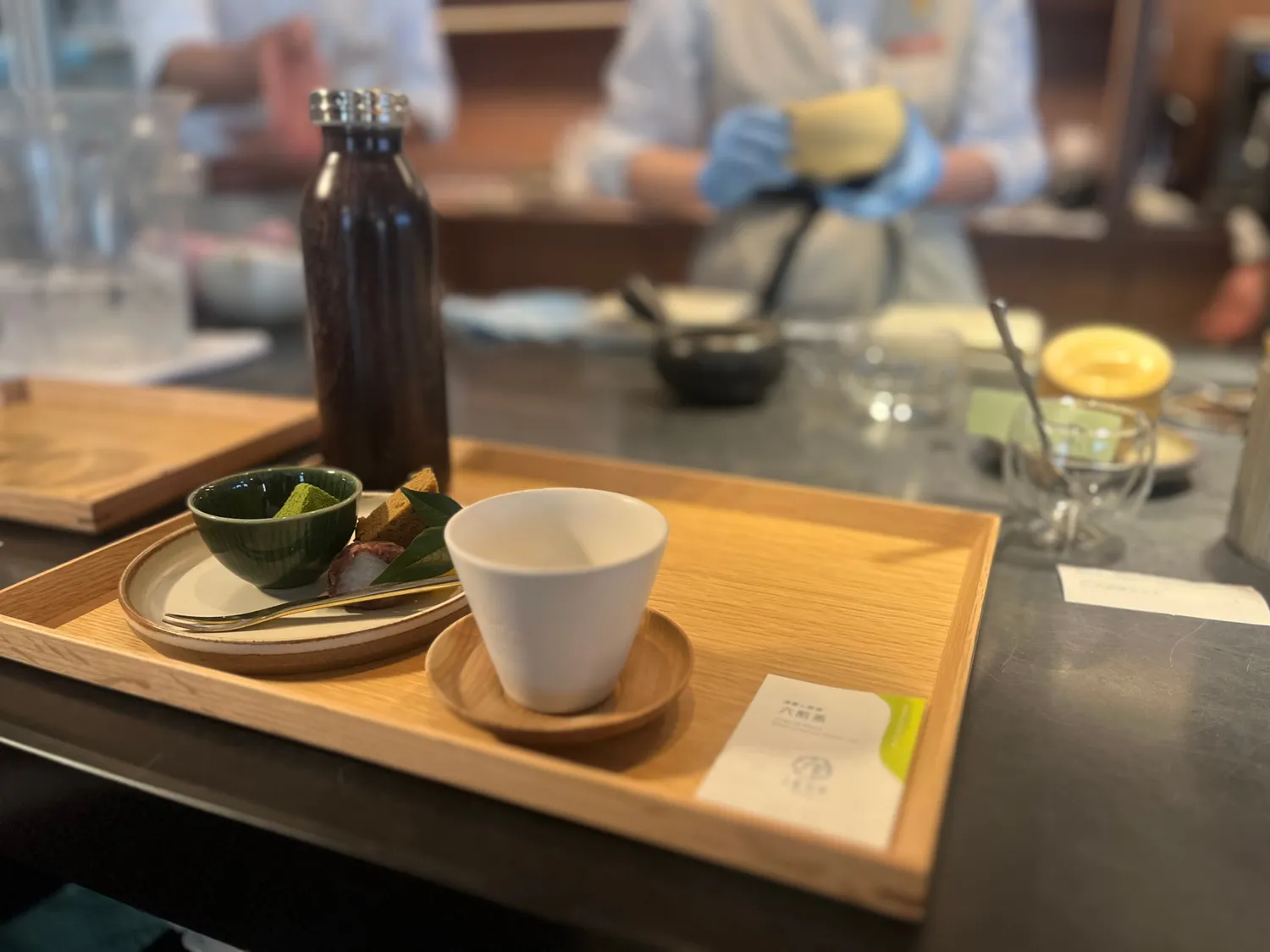 カウンターでお茶を淹れている様子はさながらショーのよう。