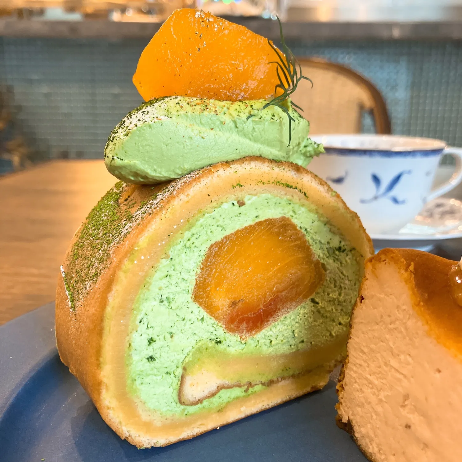 抹茶と柿のロールケーキ