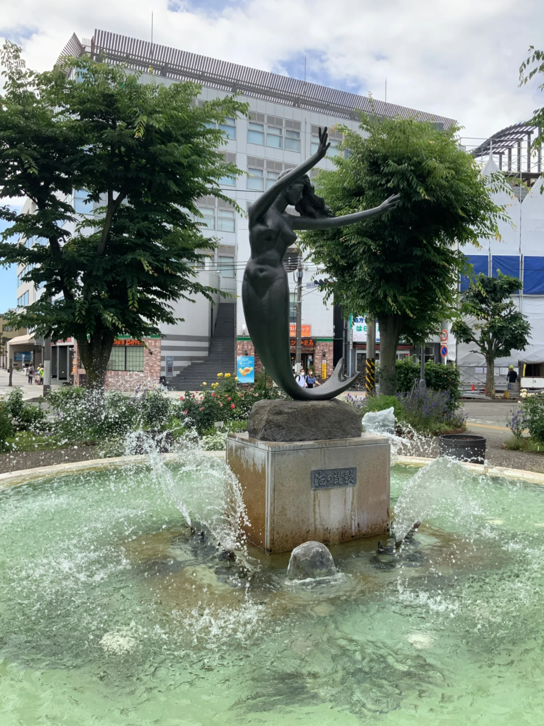 ロマンとファンタジーに彩られた「平塚駅南口広場」の人魚像の噴水