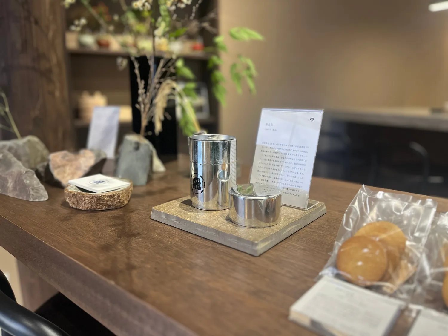 東京下町の職人さんがつくりだしたお店オリジナルの茶筒缶。