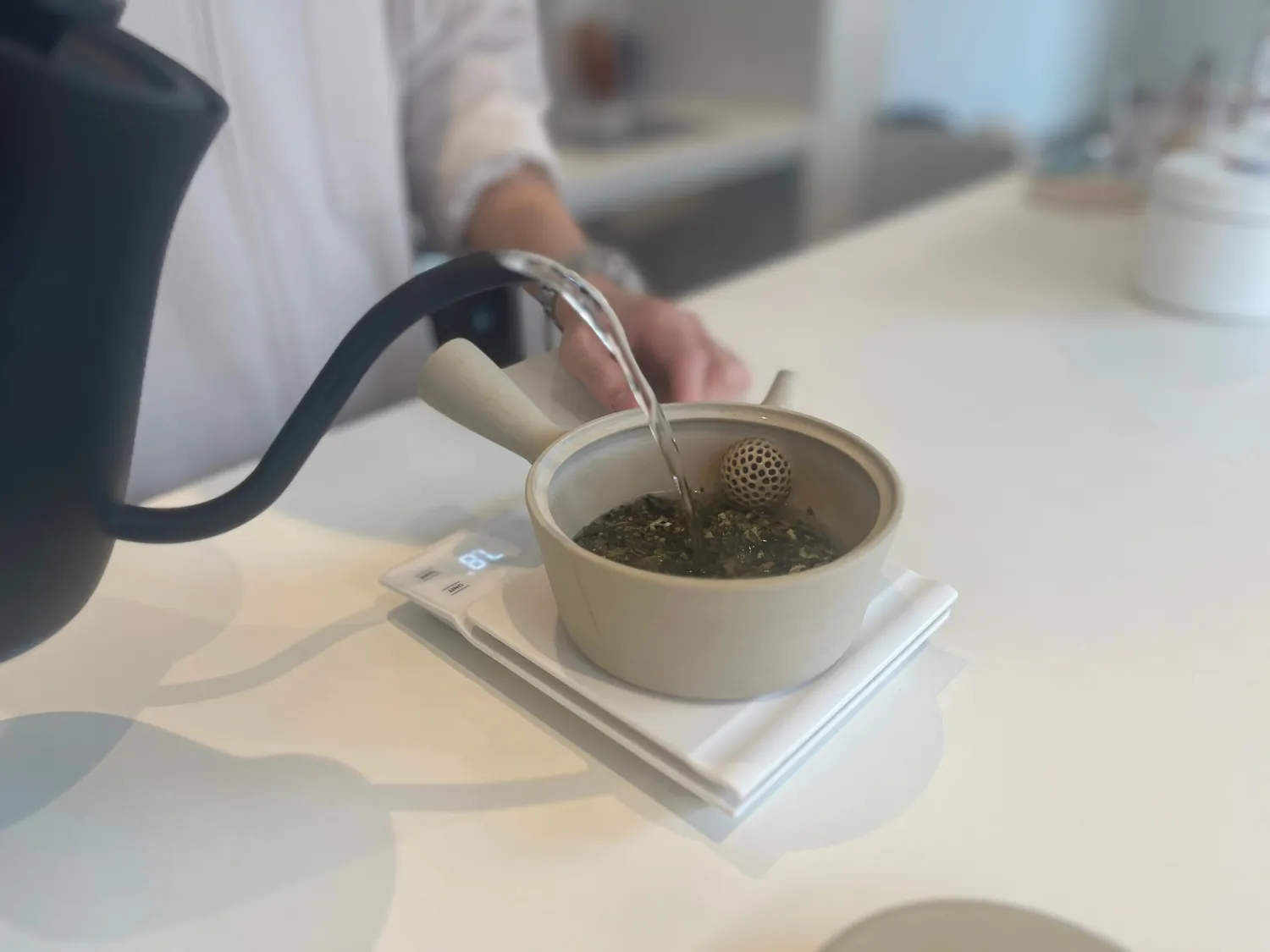 めぐりを整えることに着目された“BREEZE”は宮崎県のウーロン茶をベースにヨモギやクコの実などが調合されている。