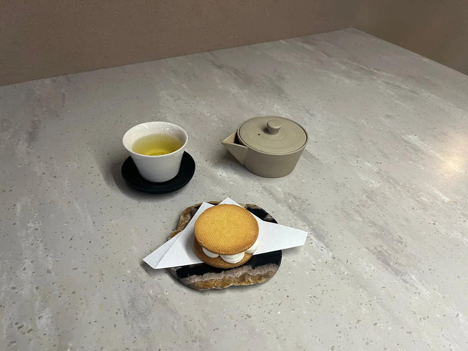 甘くてしょっぱいバターサンドとお茶のさわやかな味わいのペアリングが秀逸。