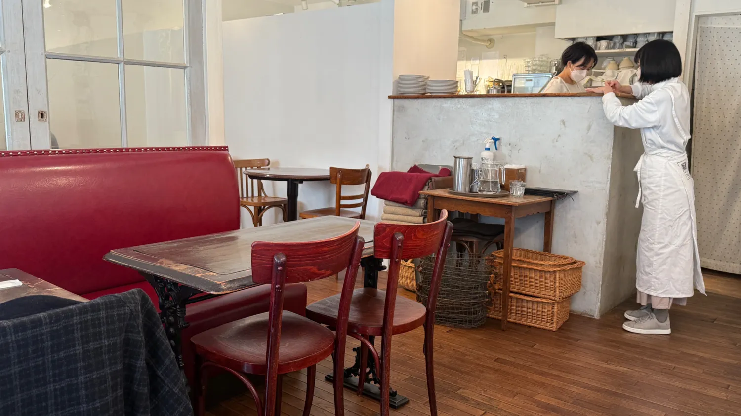 ウッド調の家具がおしゃれな店内