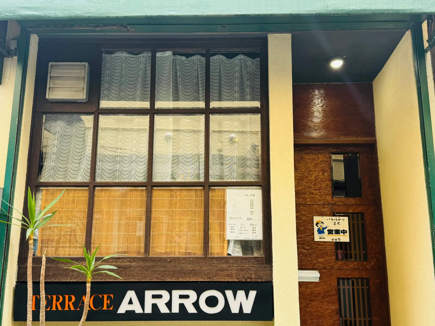 「TERRACE」という文言や、はっきりした配色も良い。