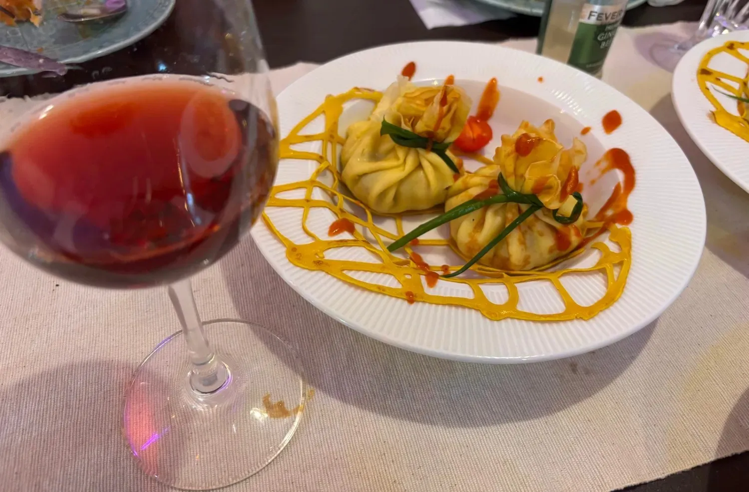 トロペンカは、“かばん”という意味の、巾着型のクレープにチキンなどを包んだ料理。