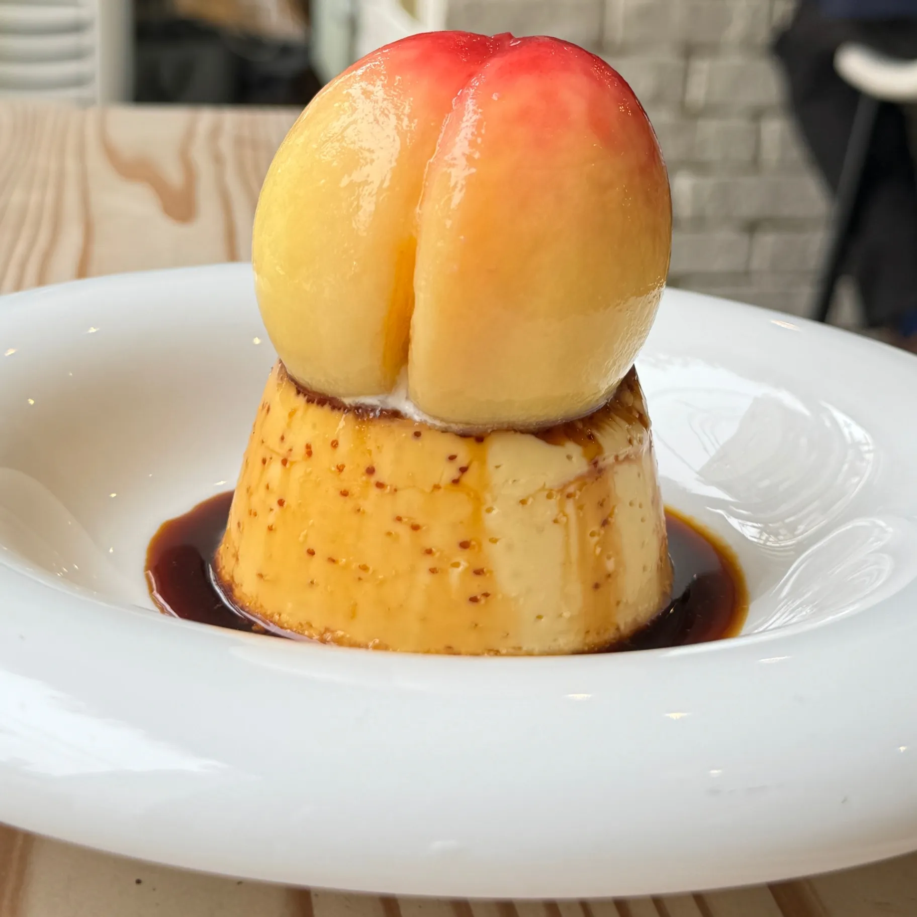 今、この瞬間に食べてほしいまんまる桃がズドンとのった絶品プリン