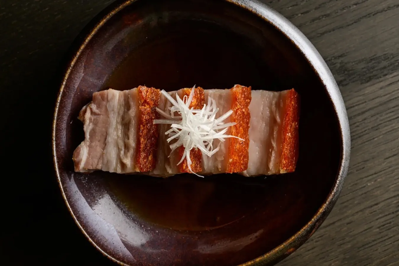 ▲「24時間火入れした豚バラ肉のクリスピーグリル 三杯酢」