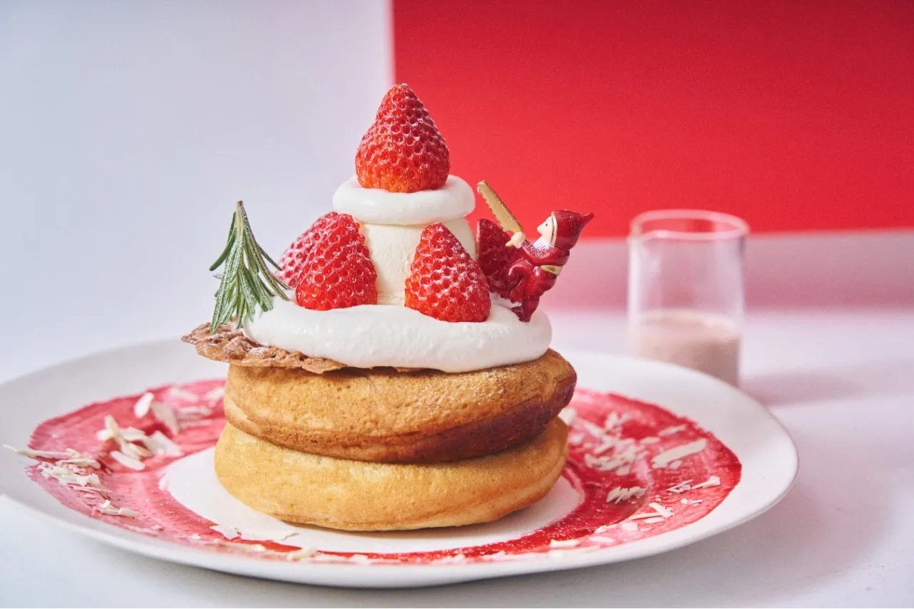 ▲「エアリーチーズクリームと発酵“生”バターのクリスマスパンケーキ いちごミルキーソース」