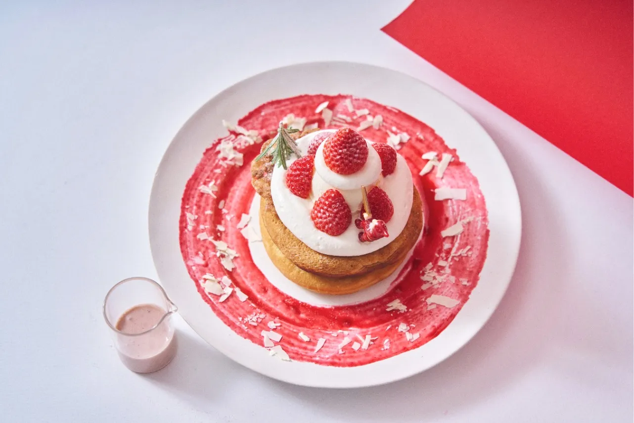 ▲「エアリーチーズクリームと発酵“生”バターのクリスマスパンケーキ いちごミルキーソース」