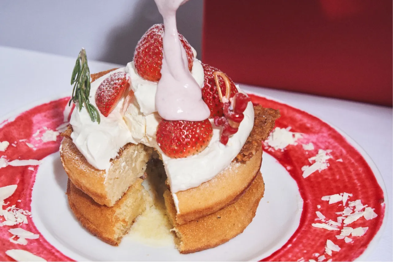 ▲「エアリーチーズクリームと発酵“生”バターのクリスマスパンケーキ いちごミルキーソース」