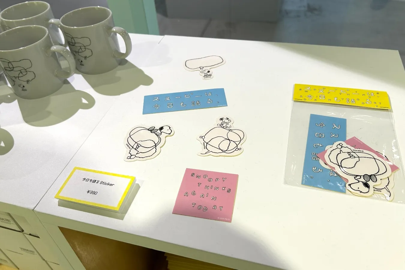 ▲左「今日も語る Mug」（1,980円）、右「今日も語る Sticker」（990円）