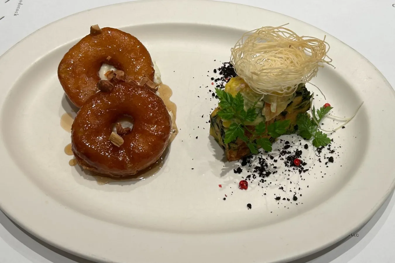 ▲ウッドストックプレート左「メープルシロップたっぷり生ドーナツ」、右「サクサク食感とケーク・サレ」（1,650円）