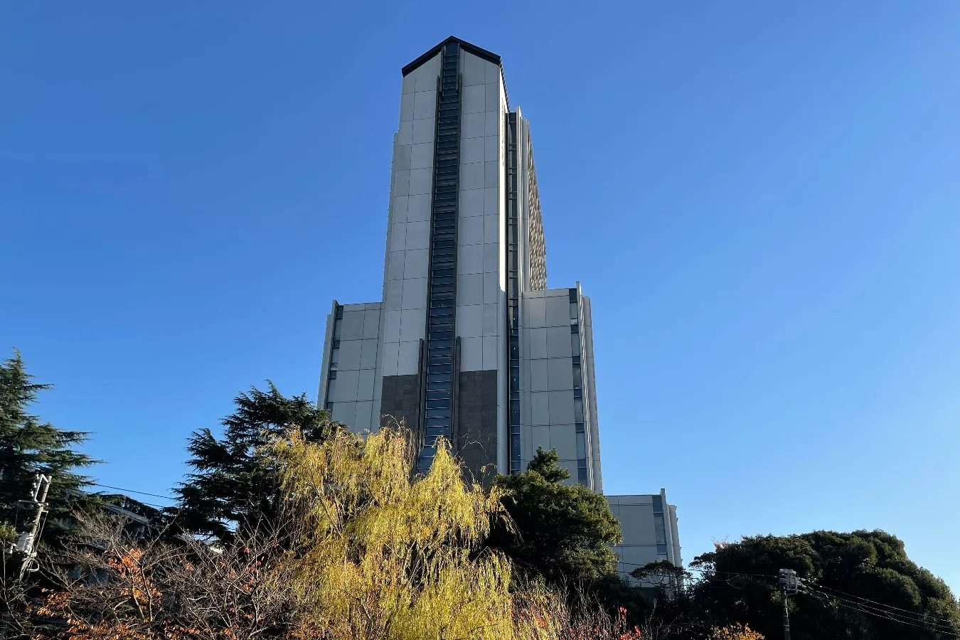 ▲国学院大学 渋谷キャンパスのシンボル的存在「若木タワー」