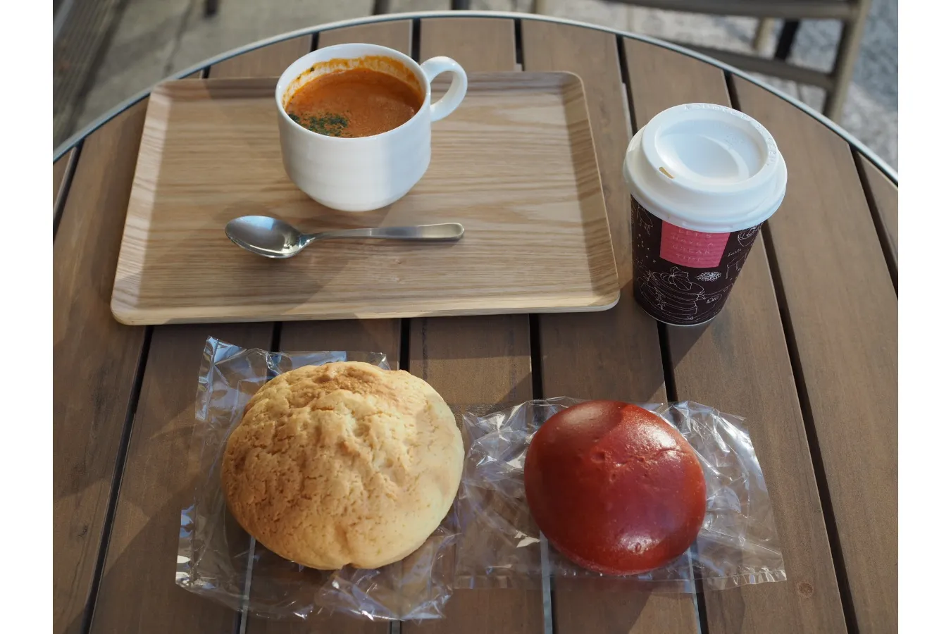 　　▲左上から時計回りに「海老のビスク」（270円）、「カプチーノ」（350円）、「メロンパン」（160円）、「リンゴとクリームチーズのパン」（170円）