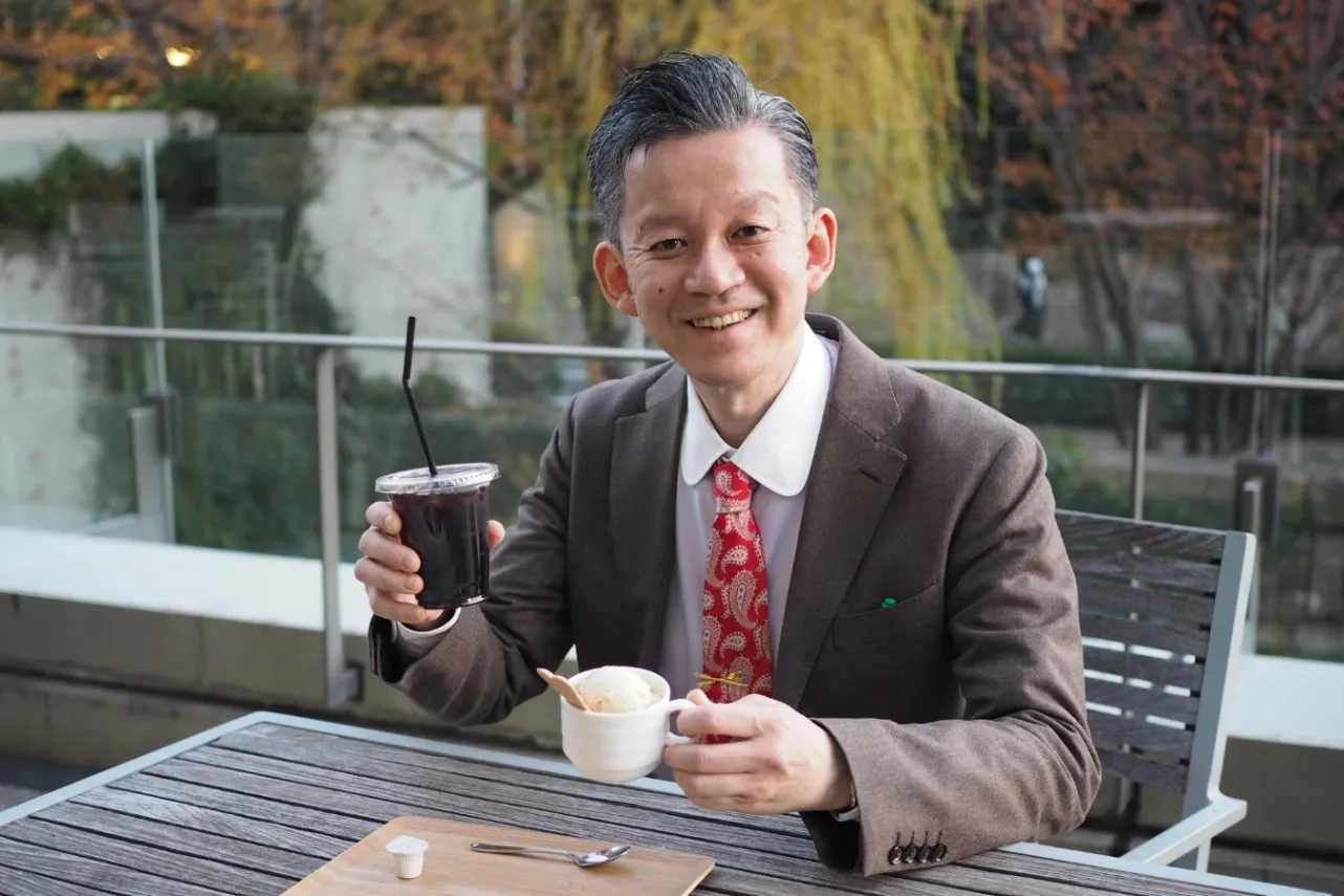 ▲居心地バツグンのテラス席に満足気な筆者