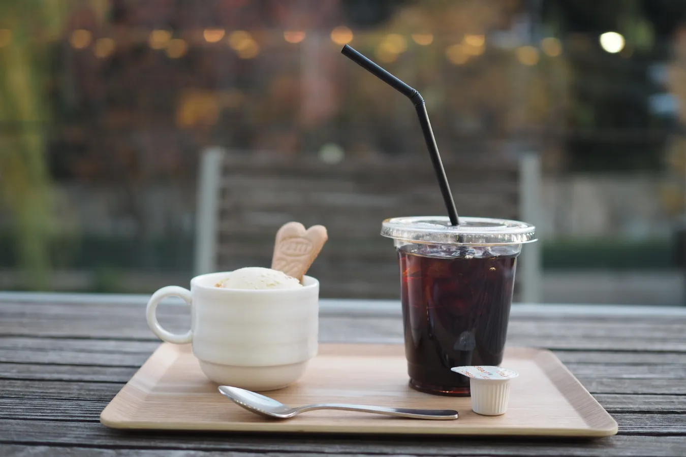 ▲左「焦がしバターの塩キャラメルアイス」、右「ドリップコーヒー(アイス)」