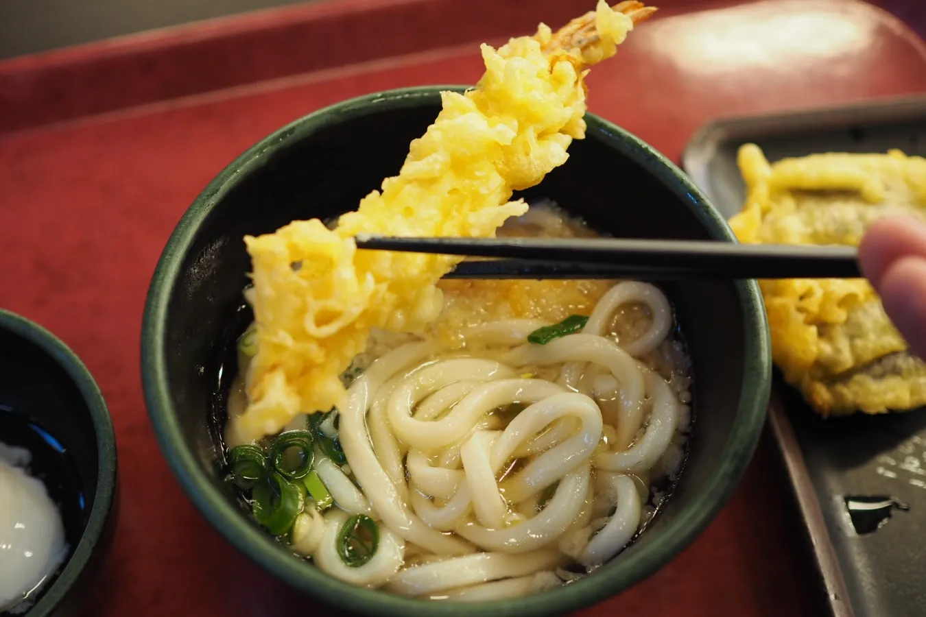 ▲「かけうどん」に「海老天」（150円）をトッピング
