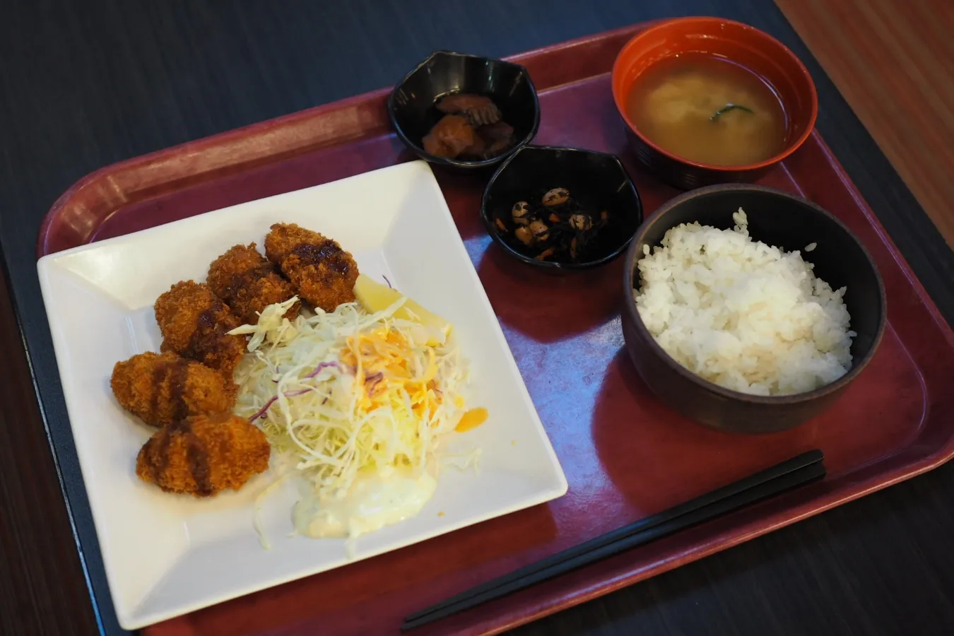 ▲「カキフライ定食」(620円)。味噌汁と小鉢2つがついてこの値段とは驚きだ