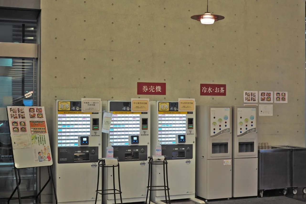 ▲学割があるため、学生と一般用の券売機は分かれていたのも印象的だった