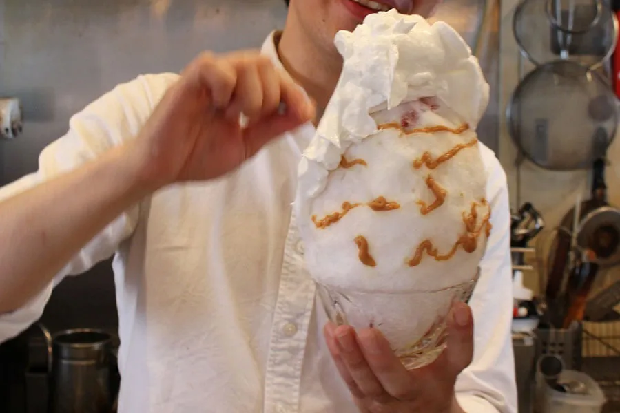 【衝撃】かき氷が炎に包まれる！話題沸騰中の夏スイーツ「焼き氷」とは？