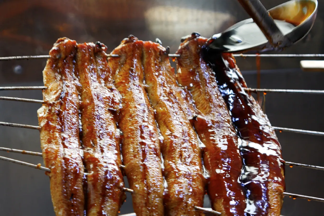 ▲高温の備長炭で焼き上げる過程で、門外不出のタレに何度も漬け、コクとうま味を生み出す