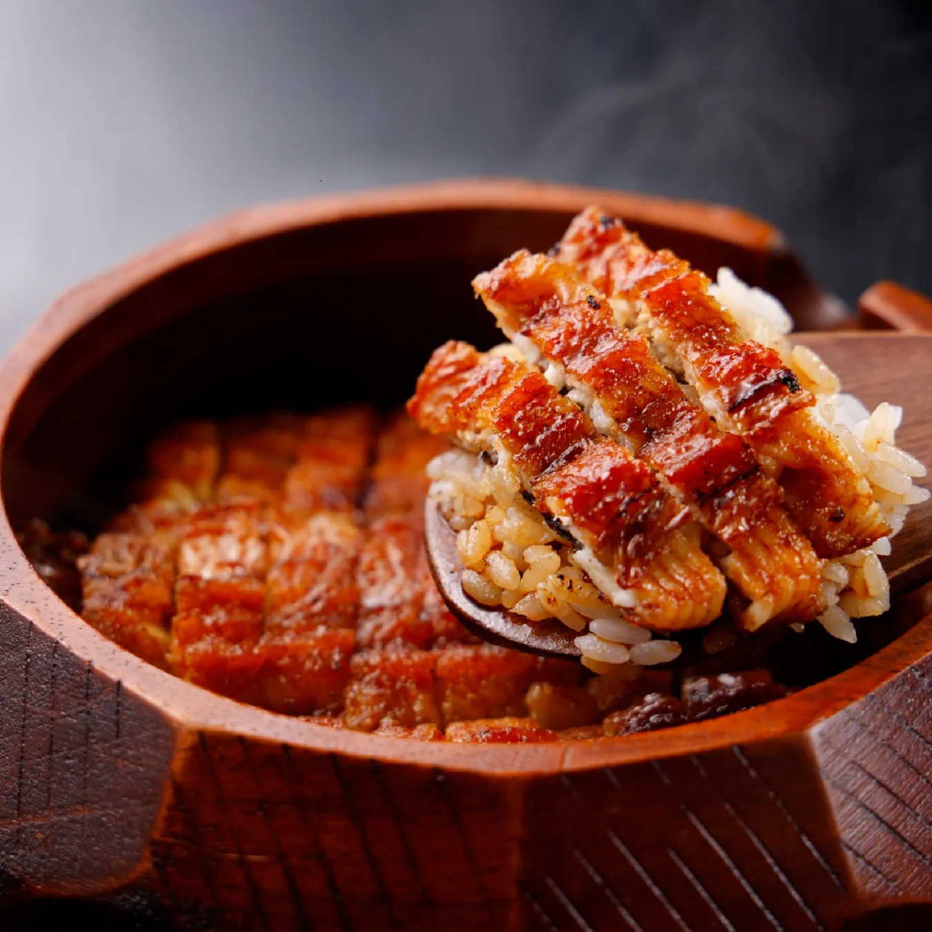 ▲「ひつまぶし（香の物、だし巻きたまご、吸物つき）」（3,950円）。出汁で食べると地焼きの香ばしさが口の中に広がる