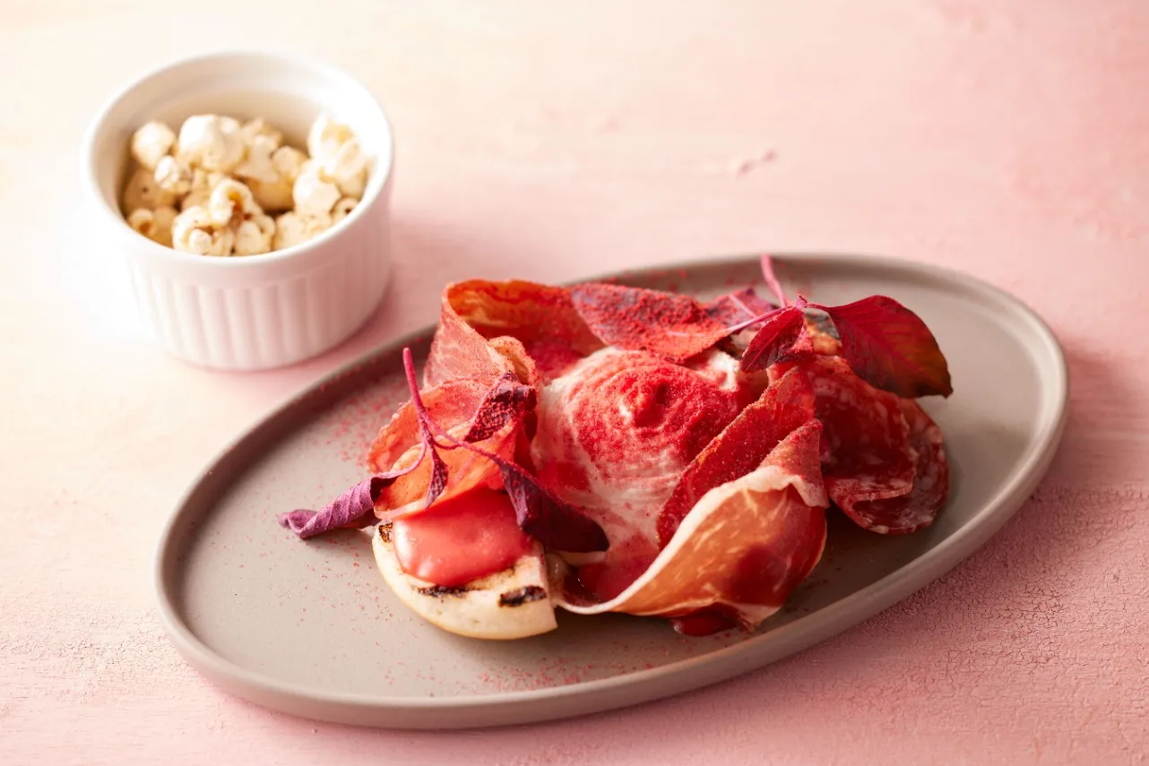 ▲左から「トリュフバターポップコーン」「ハモンイベリコセラーノとフロマージュブランムース」