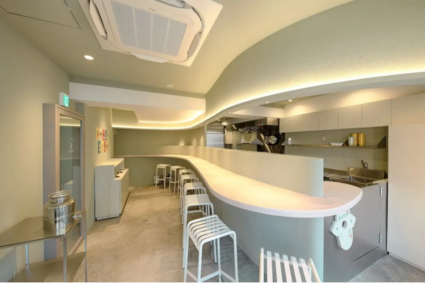 ▲“湯葉”をイメージしてデザインされた店内