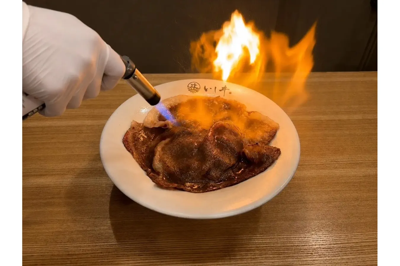 贅沢な“和牛すき焼きうどん”を楽しめる「麺屋いしヰ 銀座店」オープン_3626086