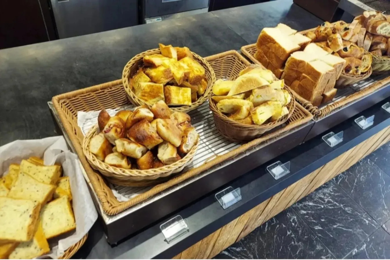 ▲平日限定パン食べ放題（一例）