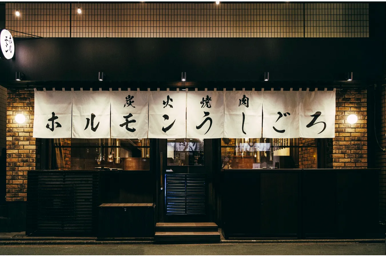 ▲シンプルな店構えの店内は全32席