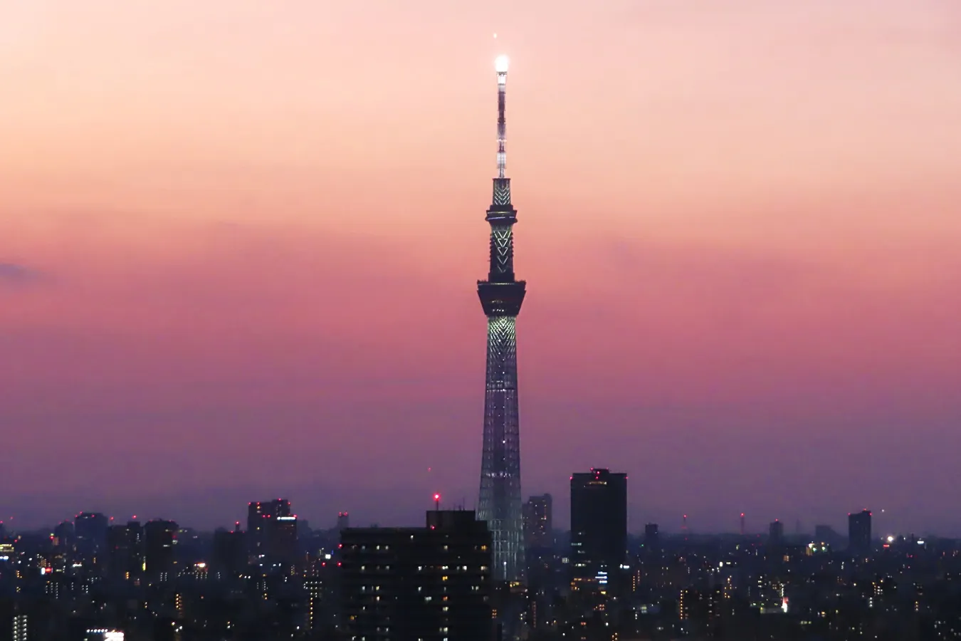 ▲マジックアワーの空に浮かぶ東京スカイツリー