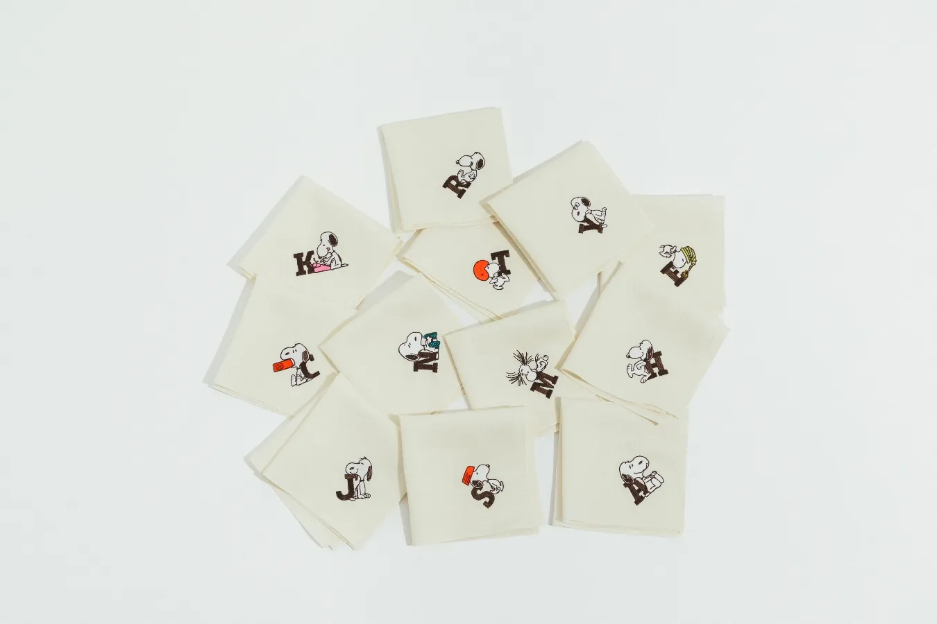 ▲「イニシャルハンカチ」© 2024 Peanuts Worldwide LLC